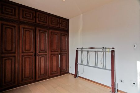 Casa à venda com 350m², 4 quartos e 8 vagasSuíte