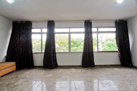 Casa à venda com 350m², 4 quartos e 8 vagasSala