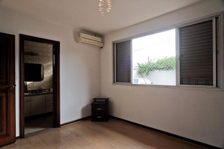 Casa à venda com 350m², 4 quartos e 8 vagasSuíte