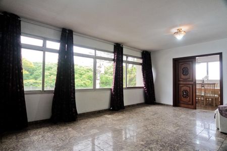 Casa à venda com 350m², 4 quartos e 8 vagasSala