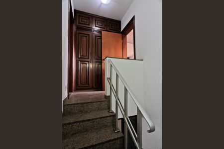 Casa à venda com 350m², 4 quartos e 8 vagasEscada