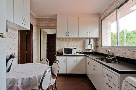 Casa à venda com 350m², 4 quartos e 8 vagasCozinha