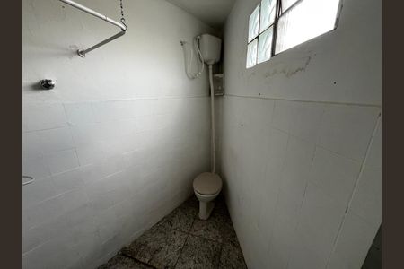 Banheiro de casa para alugar com 2 quartos, 60m² em Jardim Rossin, São Paulo