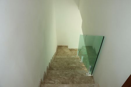 Casa de condomínio para alugar com 140m², 3 quartos e 2 vagasEscada