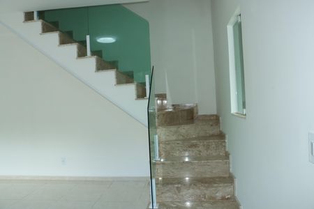 Casa de condomínio para alugar com 140m², 3 quartos e 2 vagasEscada