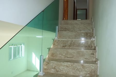 Casa de condomínio para alugar com 140m², 3 quartos e 2 vagasEscada