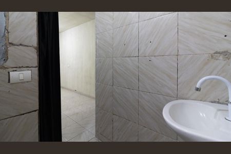 Banheiro de casa para alugar com 1 quarto, 30m² em Jardim Verônia, São Paulo