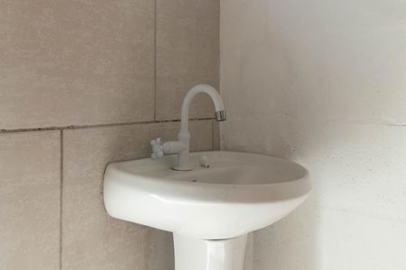 Banheiro Social de kitnet/studio para alugar com 1 quarto, 26m² em Santo Antônio, Porto Alegre