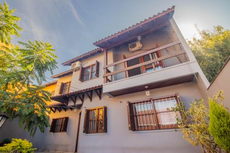 Casa à venda com 222m², 3 quartos e 3 vagas Casa à venda com 222m², 3 quartos e 3 vagasFachada da Casa