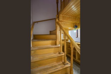 Escada  de casa à venda com 5 quartos, 199m² em Piraporinha, Diadema