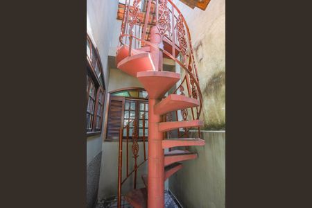 Casa à venda com 199m², 5 quartos e 2 vagasEscada para churrasqueira 