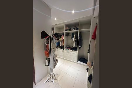 Apartamento à venda com 236m², 4 quartos e 3 vagasCloset