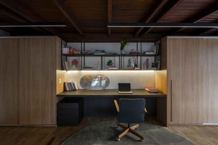 Casa à venda com 625m², 4 quartos e 4 vagas Casa à venda com 625m², 4 quartos e 4 vagasEscritório