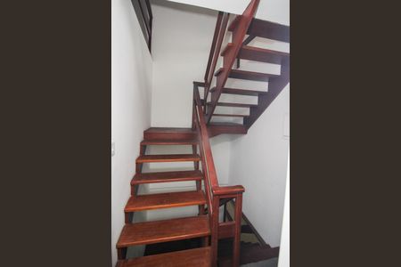 Casa de condomínio à venda com 162m², 3 quartos e 2 vagasEscada