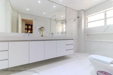 Apartamento para alugar com 265m², 3 quartos e 3 vagas Apartamento para alugar com 265m², 3 quartos e 3 vagasBanheiro da Suíte 1