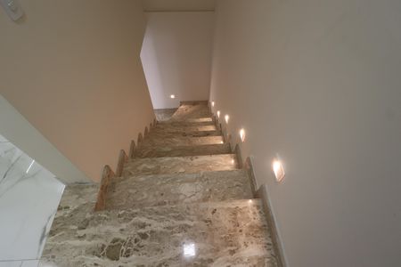 Casa à venda com 150m², 3 quartos e 4 vagasEscada