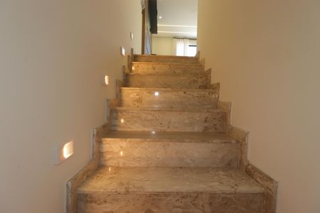 Casa à venda com 150m², 3 quartos e 4 vagasEscada