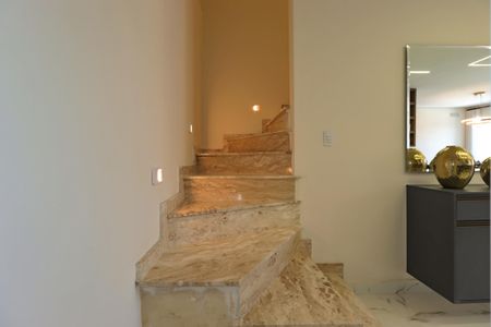 Casa à venda com 150m², 3 quartos e 4 vagasEscada