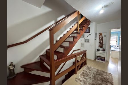 Casa à venda com 150m², 4 quartos e 2 vagasEscada