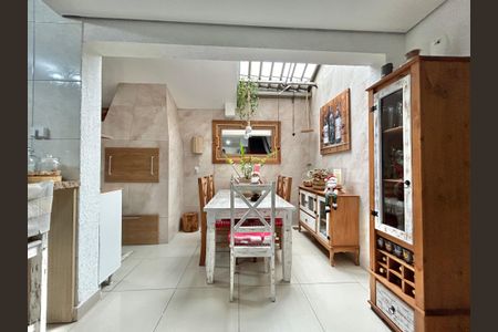 Casa à venda com 150m², 4 quartos e 2 vagasSala