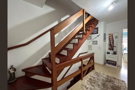 Casa à venda com 150m², 4 quartos e 2 vagasEscada