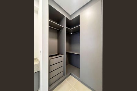 Closet da suíte de apartamento à venda com 1 quarto, 46m² em Centro, Campinas