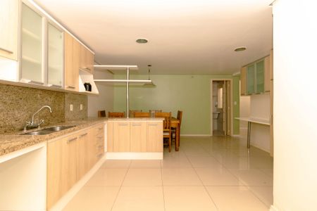 Casa para alugar com 200m², 3 quartos e 2 vagasCozinha