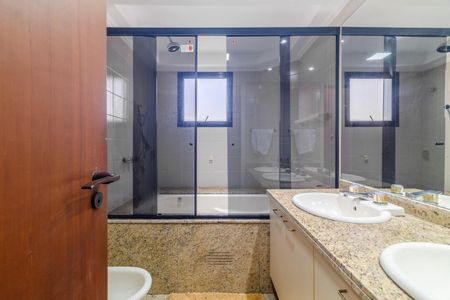 Apartamento à venda com 244m², 4 quartos e 4 vagasBanheiro