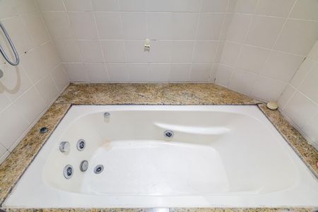 Apartamento à venda com 244m², 4 quartos e 4 vagasBanheiro