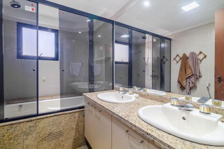 Apartamento à venda com 244m², 4 quartos e 4 vagasBanheiro