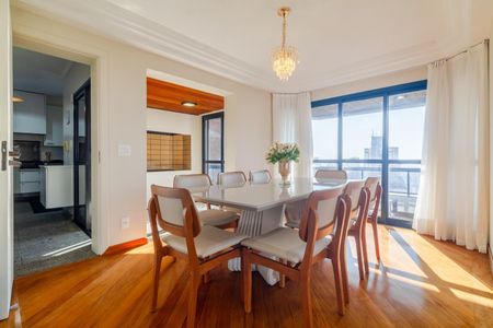 Apartamento à venda com 244m², 4 quartos e 4 vagasSala