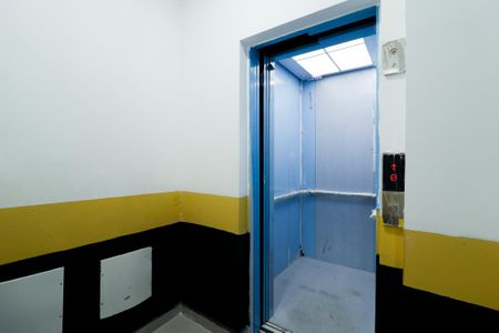 Apartamento à venda com 41m², 2 quartos e sem vaga Apartamento à venda com 41m², 2 quartos e sem vagaElevador