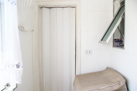 Apartamento à venda com 74m², 2 quartos e 1 vagaÁrea de Serviço / Porta banheiro desativado usando como despensa