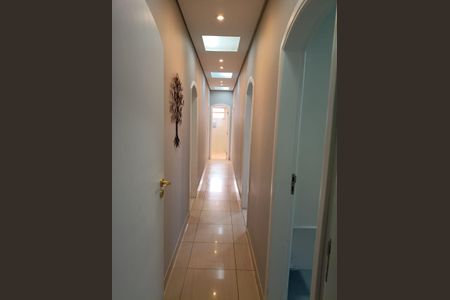 Casa à venda com 260m², 4 quartos e 8 vagasCorredor