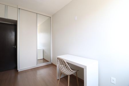 Quarto 1 de apartamento para alugar com 2 quartos, 57m² em Santa Mônica, Uberlândia