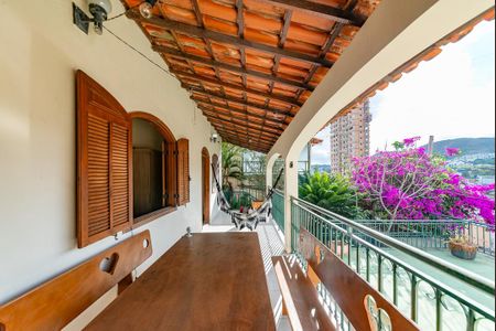 Casa à venda com 360m², 3 quartos e 2 vagasVaranda