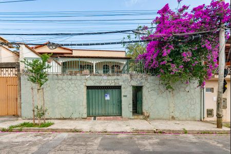 Casa à venda com 360m², 3 quartos e 2 vagasFachada