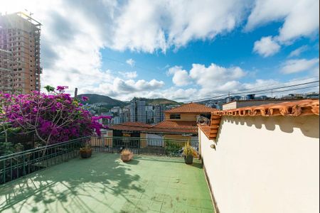 Casa à venda com 360m², 3 quartos e 2 vagasQuintal