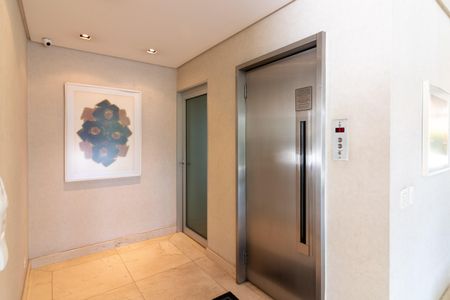 Apartamento à venda com 237m², 4 quartos e 3 vagas Apartamento à venda com 237m², 4 quartos e 3 vagasHall de entrada