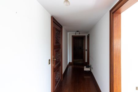 Apartamento à venda com 237m², 4 quartos e 3 vagas Apartamento à venda com 237m², 4 quartos e 3 vagasCorredor