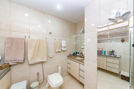 Casa à venda com 291m², 3 quartos e 4 vagasBanheiro da Suíte