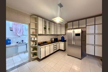 Casa à venda com 161m², 2 quartos e 2 vagas Casa à venda com 161m², 2 quartos e 2 vagasCozinha