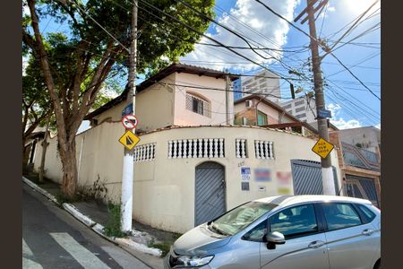 Casa à venda com 161m², 2 quartos e 2 vagas Casa à venda com 161m², 2 quartos e 2 vagasFachada