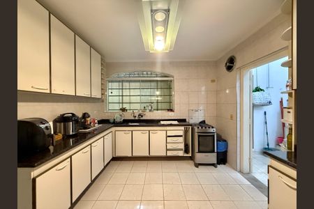 Casa à venda com 161m², 2 quartos e 2 vagas Casa à venda com 161m², 2 quartos e 2 vagasCozinha