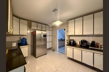 Casa à venda com 161m², 2 quartos e 2 vagas Casa à venda com 161m², 2 quartos e 2 vagasCozinha