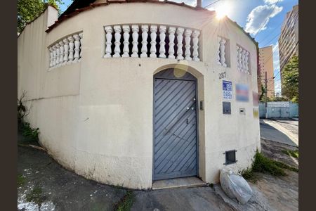 Casa à venda com 161m², 2 quartos e 2 vagas Casa à venda com 161m², 2 quartos e 2 vagasFachada