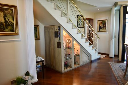 Apartamento para alugar com 230m², 3 quartos e 4 vagas Apartamento para alugar com 230m², 3 quartos e 4 vagasEscadas