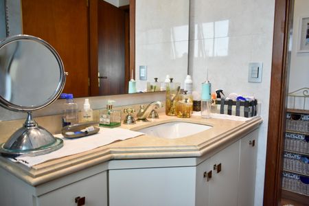 Apartamento para alugar com 230m², 3 quartos e 4 vagas Apartamento para alugar com 230m², 3 quartos e 4 vagasBanheiro da Suíte 1