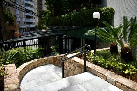 Apartamento para alugar com 230m², 3 quartos e 4 vagas Apartamento para alugar com 230m², 3 quartos e 4 vagasEntrada