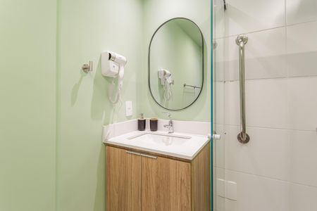 Banheiro de kitnet/studio para alugar com 1 quarto, 27m² em Moema, São Paulo